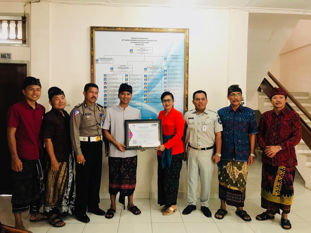 Penyerahan Sertifikat SNI ISO 9001:2015 kepada Kepala UPTD Pelayanan Pajak dan Retribusi Daerah Provinsi Bali di Kabupaten Buleleng