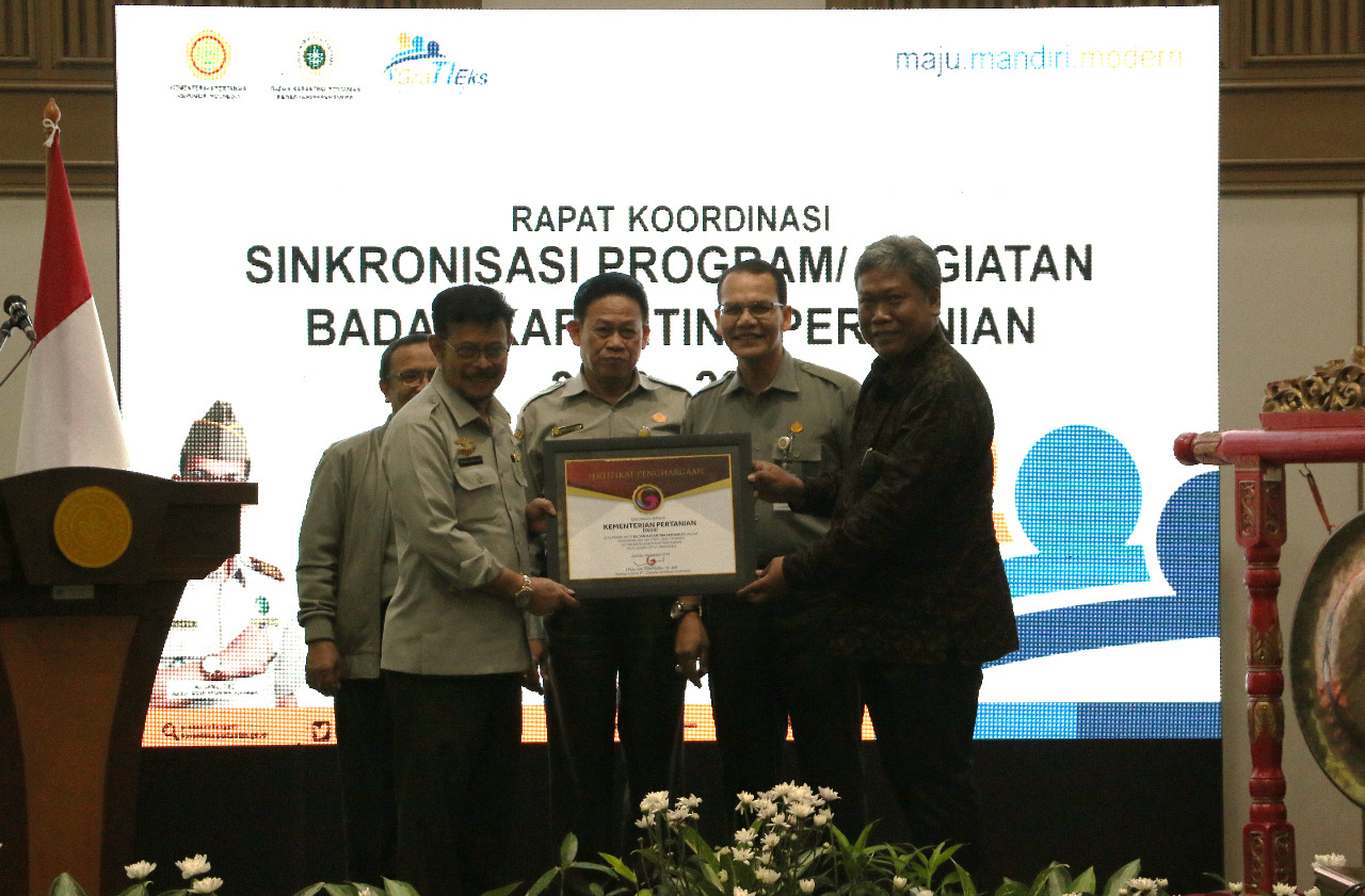 Penyerahan Sertifikat penghargaan kepada Bapak Menteri Pertanian atas raihan Badan Karantina Pertanian dalam peran aktif implementasi Sistem Manajemen Anti Penyuapan di semua UPT di Indonesia